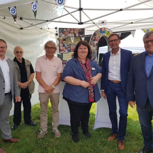 von links nach rechts: Jan Einig (Oberbürgermeister Stadt Neuwied), Franz-Robert Herbst (Ehrenvorsitzender Lebenshilfe Neuwied), Frank Potthast (1. Vorsitzender Lebenshilfe Neuwied), Simone Schumann (Leiterin Integrative Kita der Lebenshilfe), Frank Mehnert (Geschäftsführer der Lebenshilfe Neuwied Förderzentrum gGmbH), Michael Mahlert (1. Kreisabgeordneter Kreis Neuwied)
